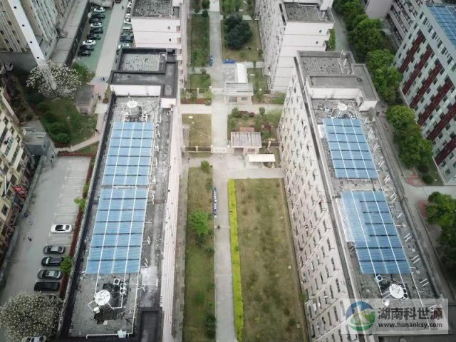 懷化學(xué)院宿舍屋頂太陽能熱水工程