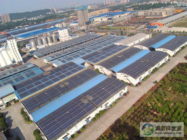 航拍屋頂太陽能光伏發(fā)電系統(tǒng)