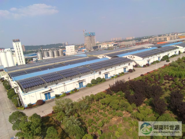 航拍屋頂太陽能光伏發(fā)電系統(tǒng)