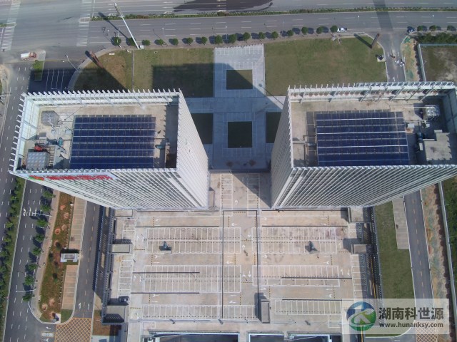 航拍屋頂太陽能熱水系統(tǒng)工程