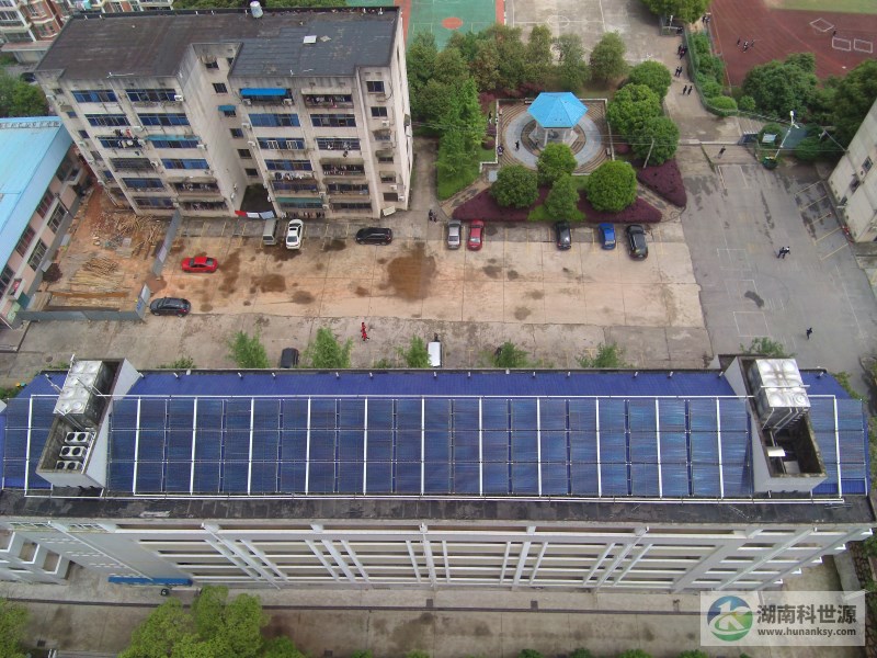 宿舍斜屋頂太陽能熱水系統(tǒng)