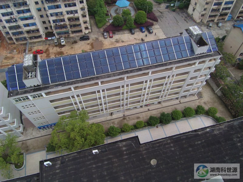 宿舍斜屋頂太陽能熱水系統(tǒng)