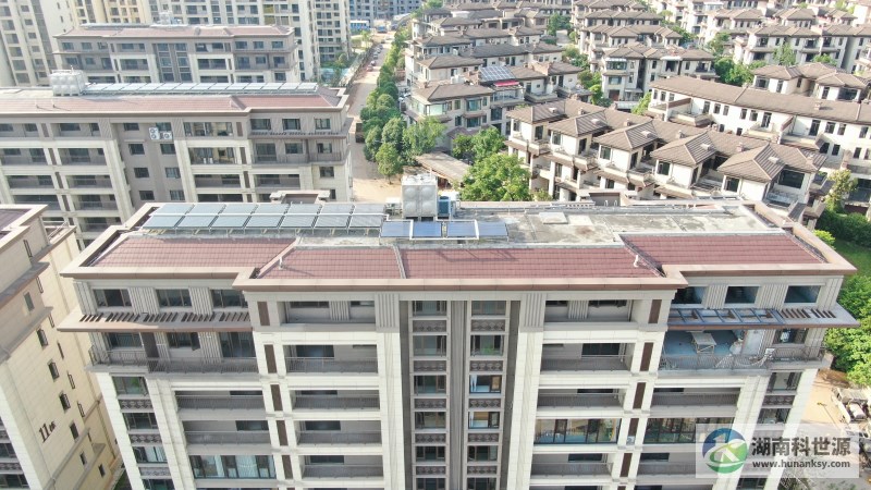 航拍屋頂太陽能熱水系統(tǒng)