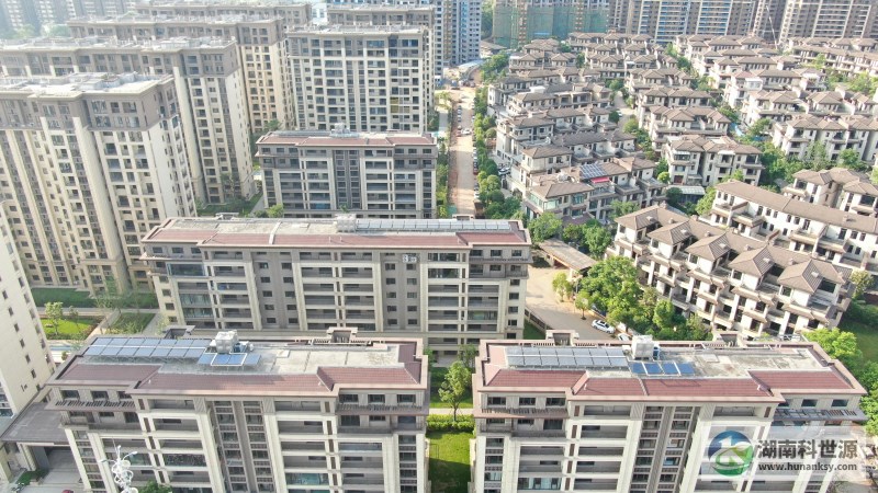 航拍屋頂太陽能熱水系統(tǒng)